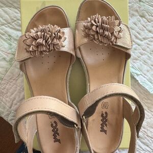 Chic Floral Beige Sandals